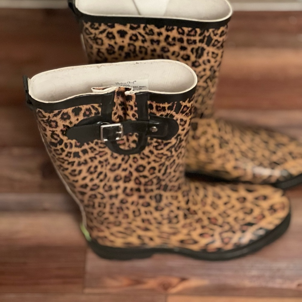 Size 9 womens animal print rain boot